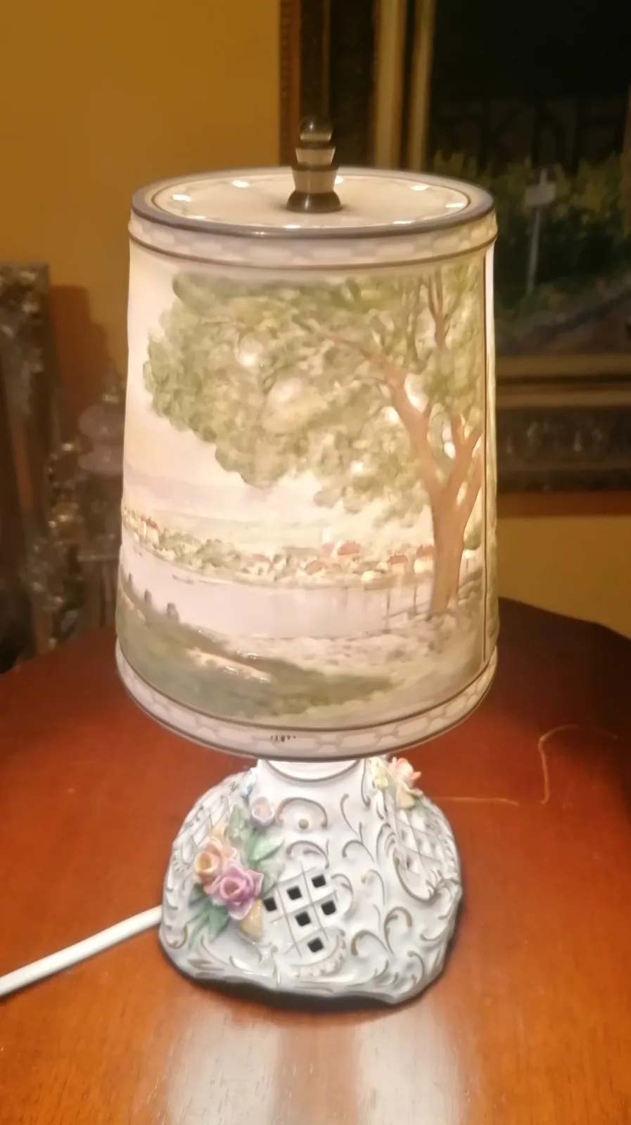 Piękna porcelanowa lampka