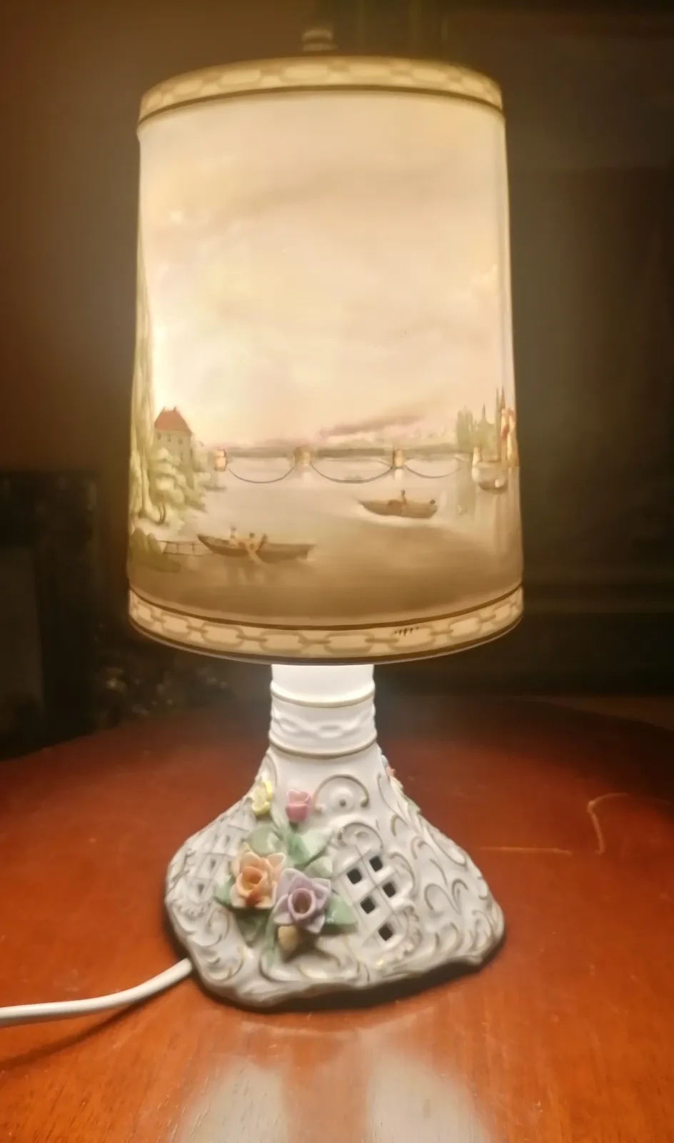 Piękna porcelanowa lampka
