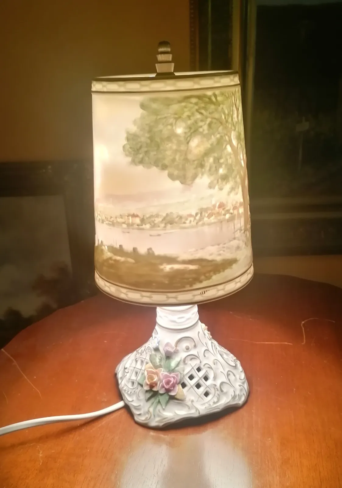Piękna porcelanowa lampka
