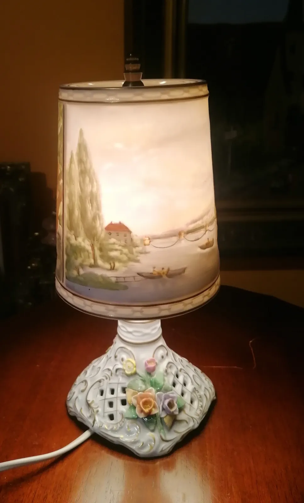 Piękna porcelanowa lampka