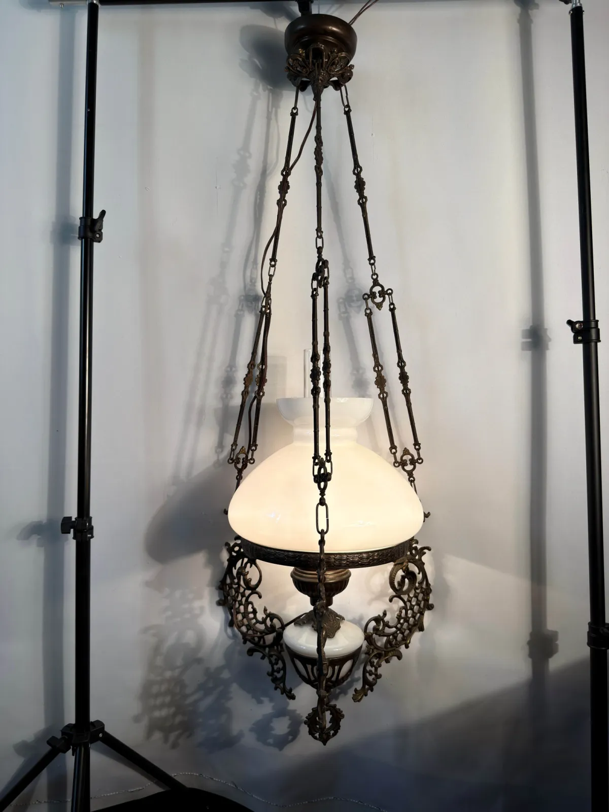 Bogato zdobiona lampa wisząca vintage w stylu viktoriańskim / pałacowym