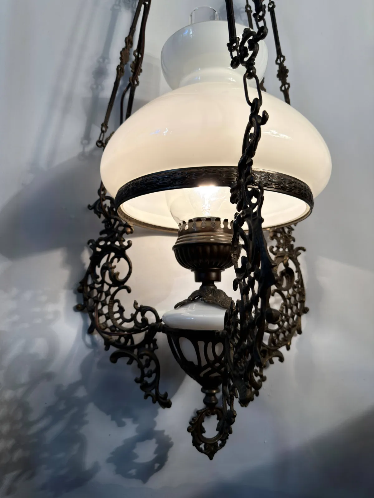 Bogato zdobiona lampa wisząca vintage w stylu viktoriańskim / pałacowym