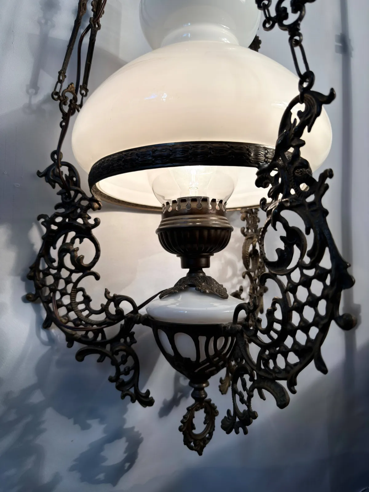 Bogato zdobiona lampa wisząca vintage w stylu viktoriańskim / pałacowym