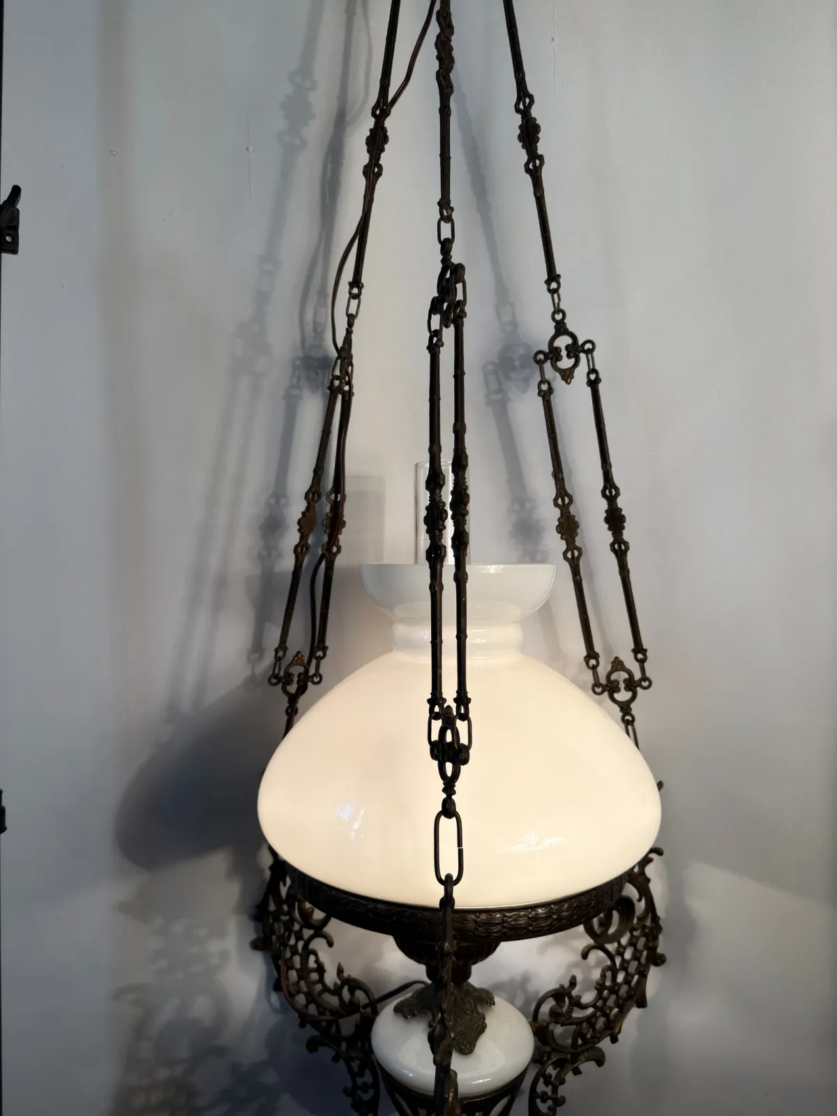 Bogato zdobiona lampa wisząca vintage w stylu viktoriańskim / pałacowym