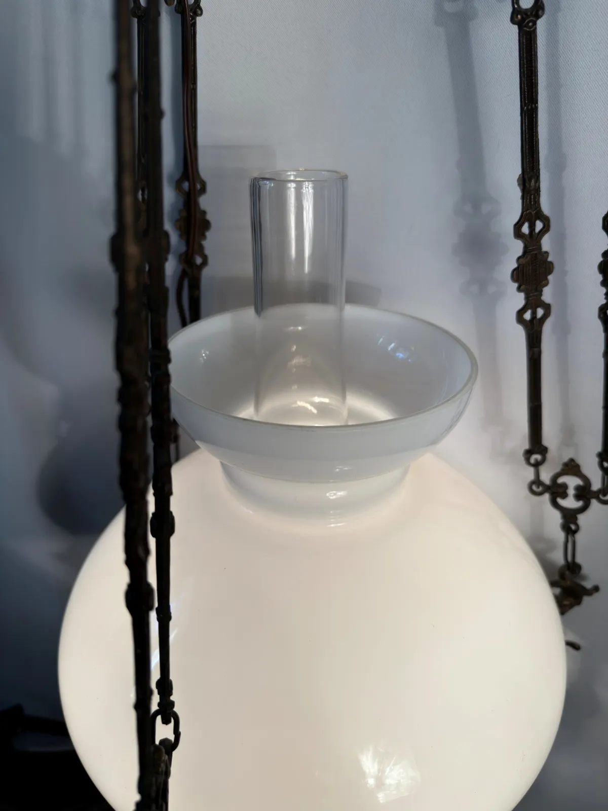 Bogato zdobiona lampa wisząca vintage w stylu viktoriańskim / pałacowym