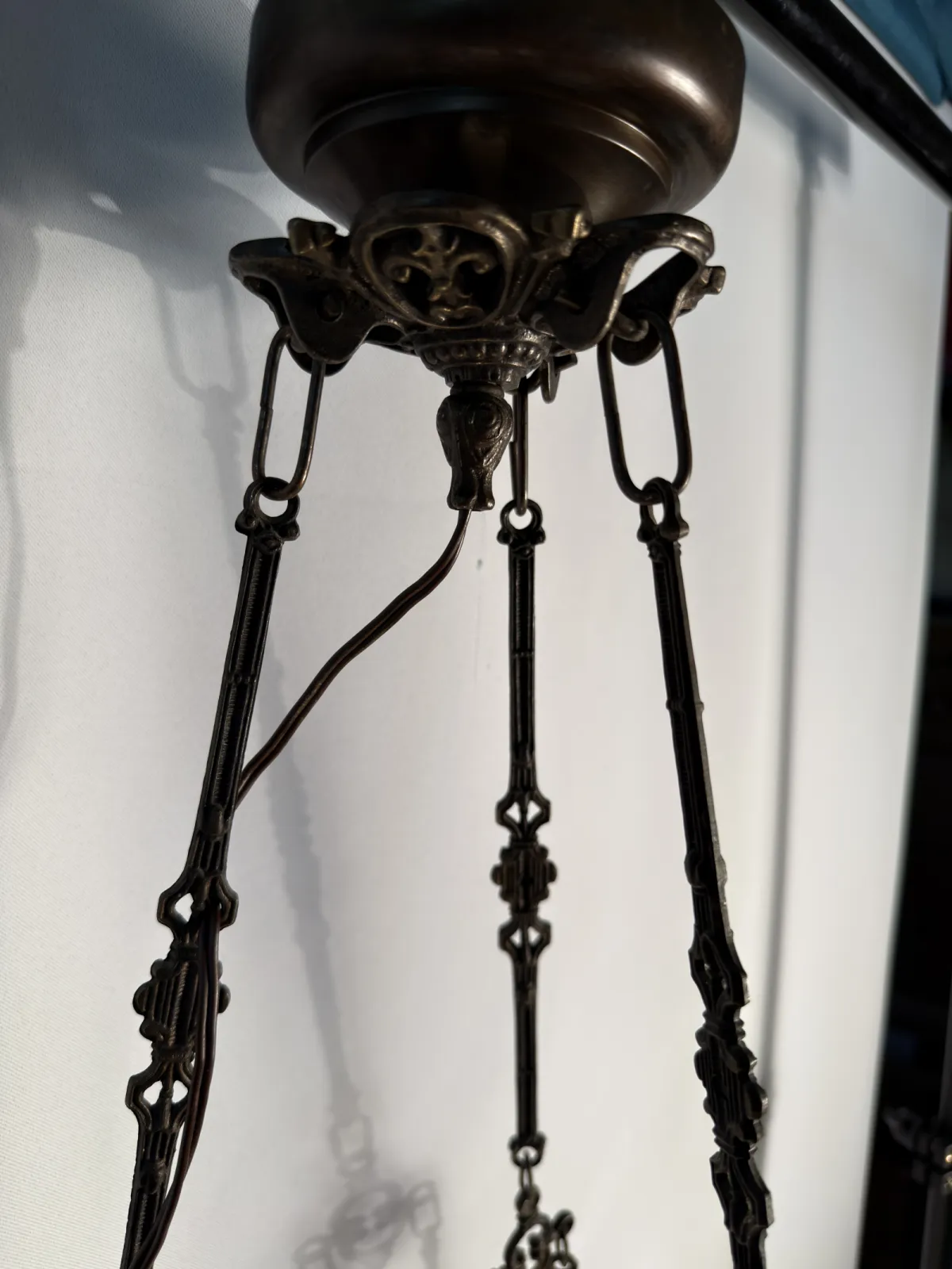 Bogato zdobiona lampa wisząca vintage w stylu viktoriańskim / pałacowym