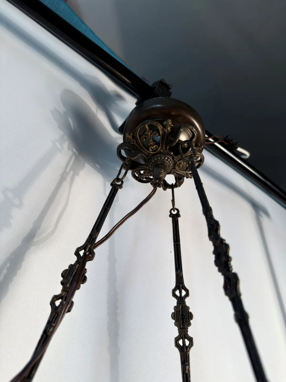 Bogato zdobiona lampa wisząca vintage w stylu viktoriańskim / pałacowym