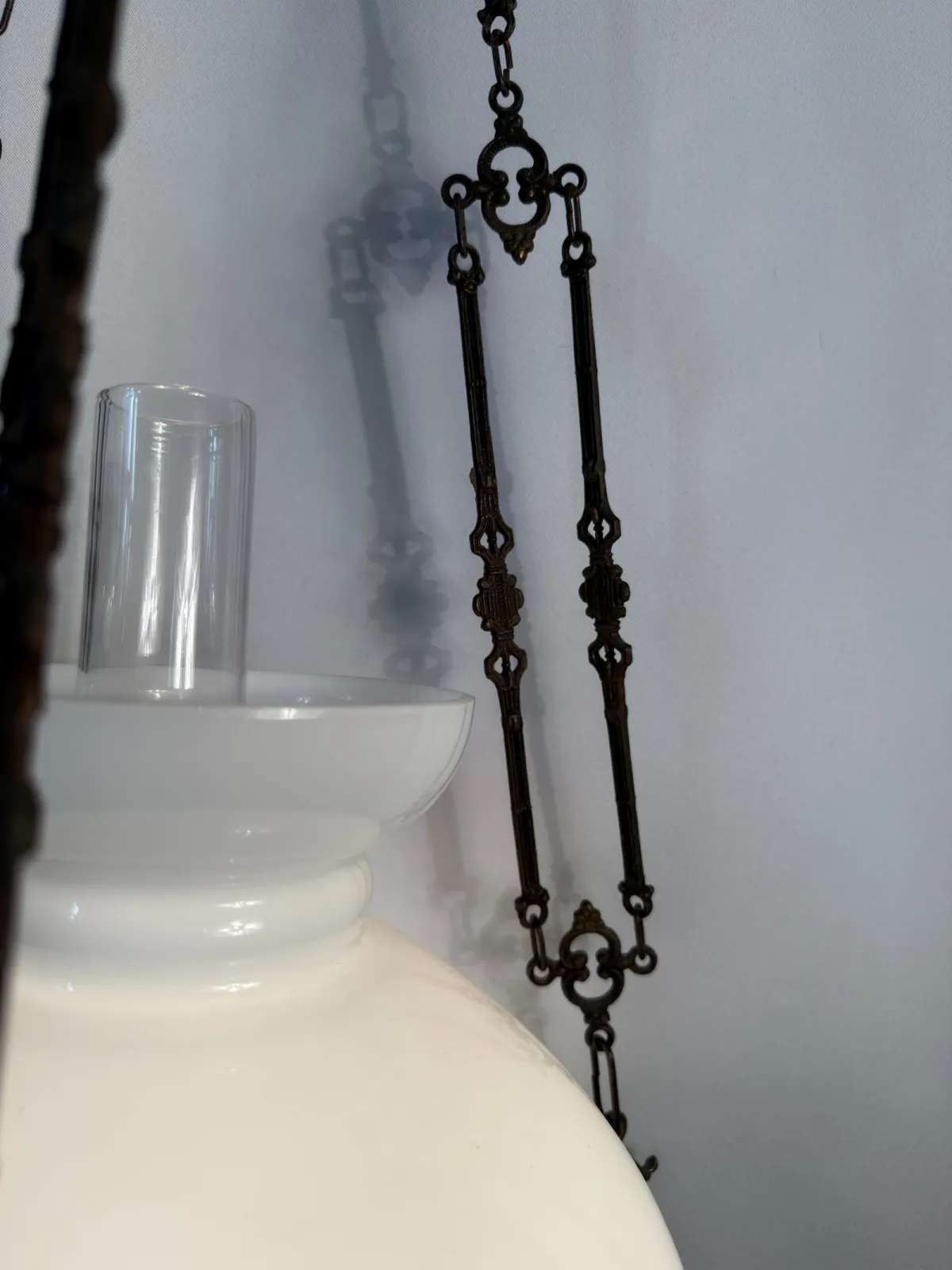 Bogato zdobiona lampa wisząca vintage w stylu viktoriańskim / pałacowym
