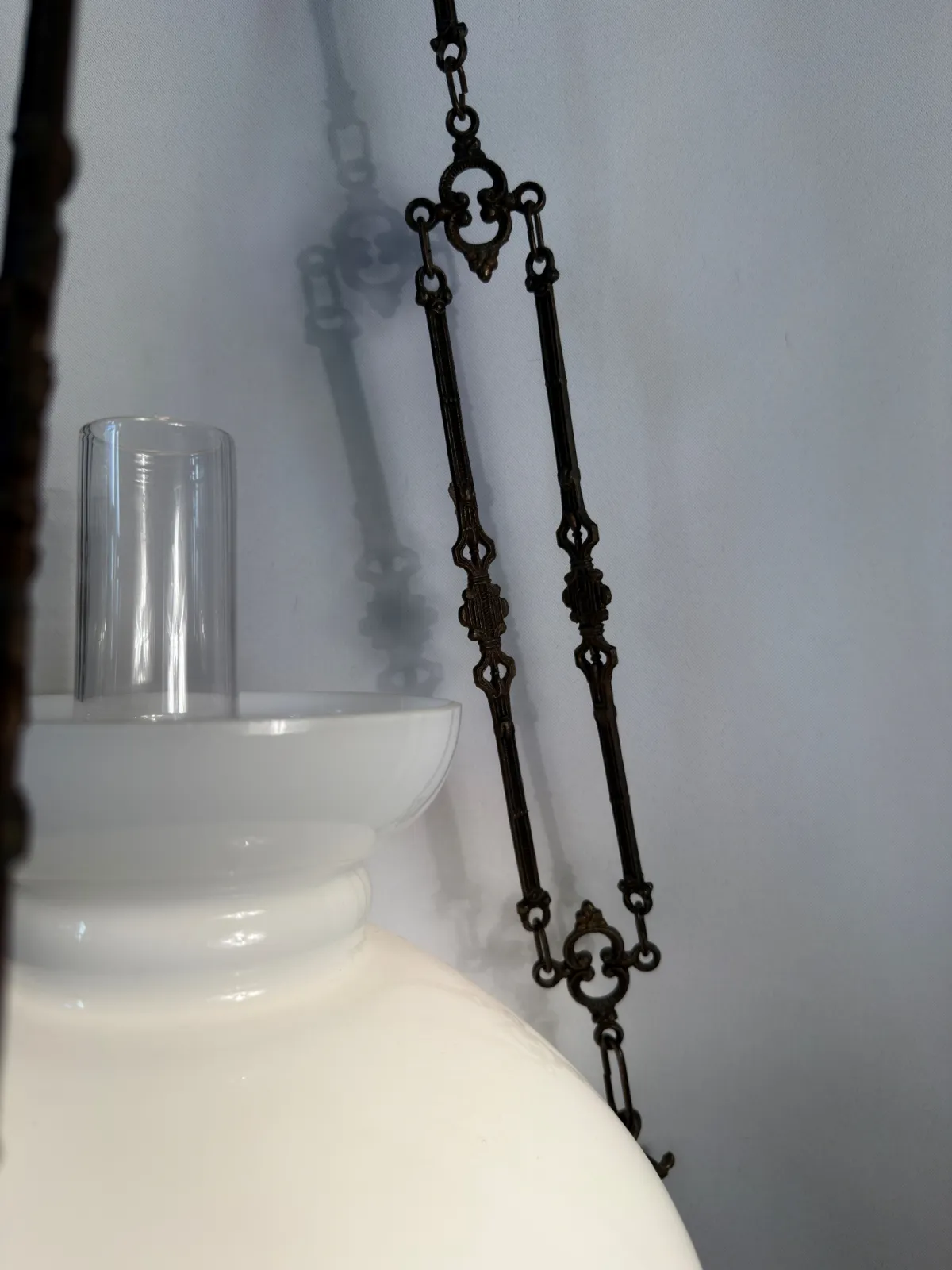 Bogato zdobiona lampa wisząca vintage w stylu viktoriańskim / pałacowym