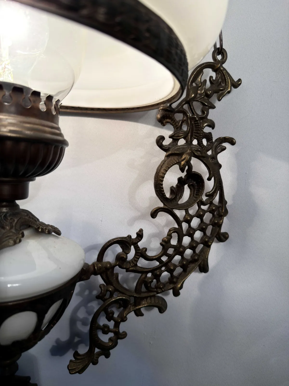 Bogato zdobiona lampa wisząca vintage w stylu viktoriańskim / pałacowym