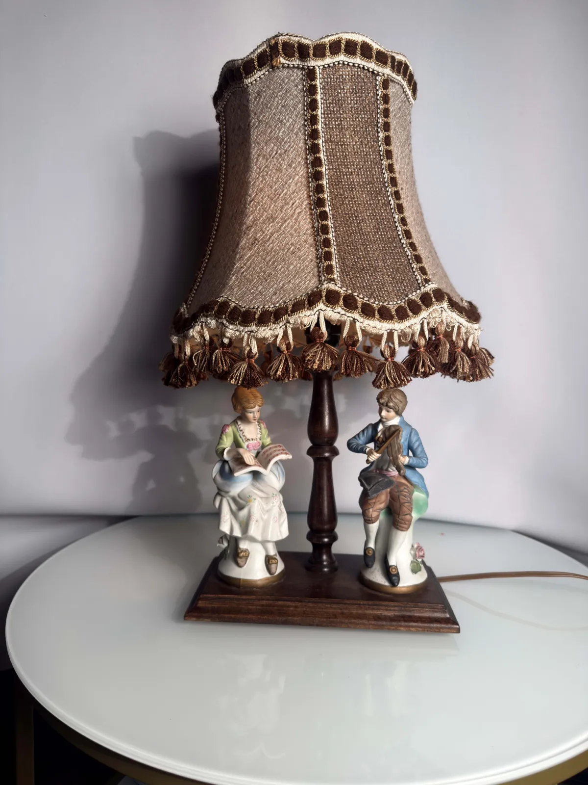 Stylowa lampa stołowa vintage z porcelanowymi figurami i dekoracyjnym abażurem