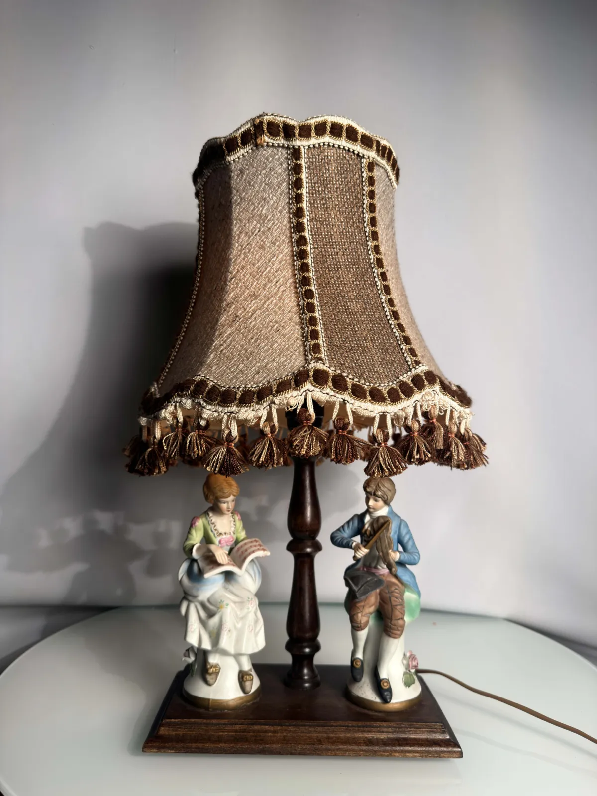 Stylowa lampa stołowa vintage z porcelanowymi figurami i dekoracyjnym abażurem