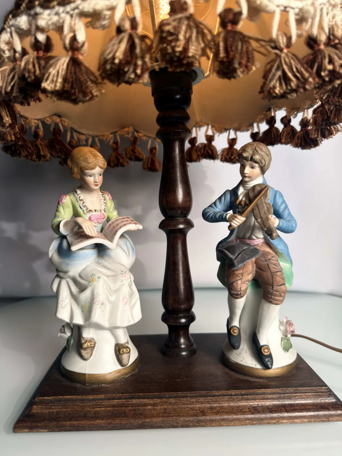 Stylowa lampa stołowa vintage z porcelanowymi figurami i dekoracyjnym abażurem
