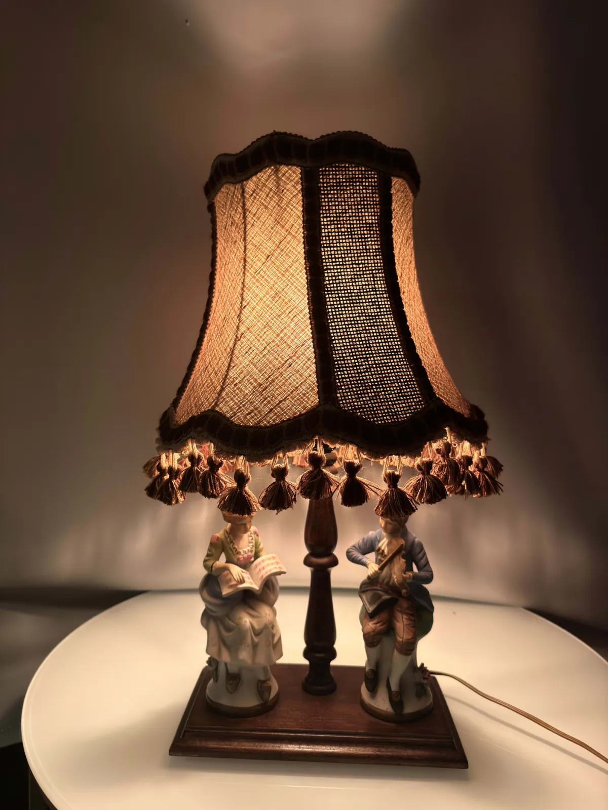 Stylowa lampa stołowa vintage z porcelanowymi figurami i dekoracyjnym abażurem