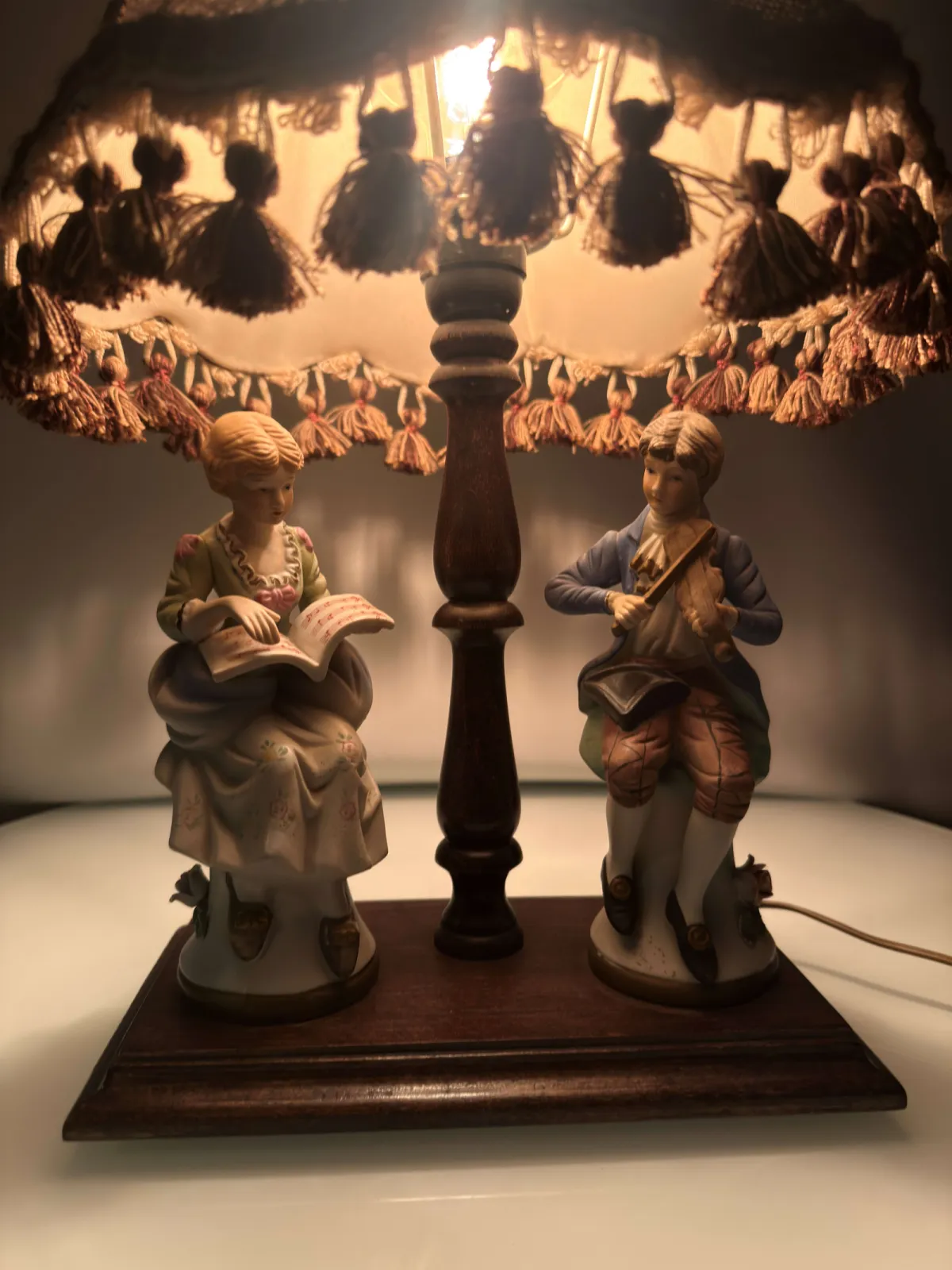 Stylowa lampa stołowa vintage z porcelanowymi figurami i dekoracyjnym abażurem