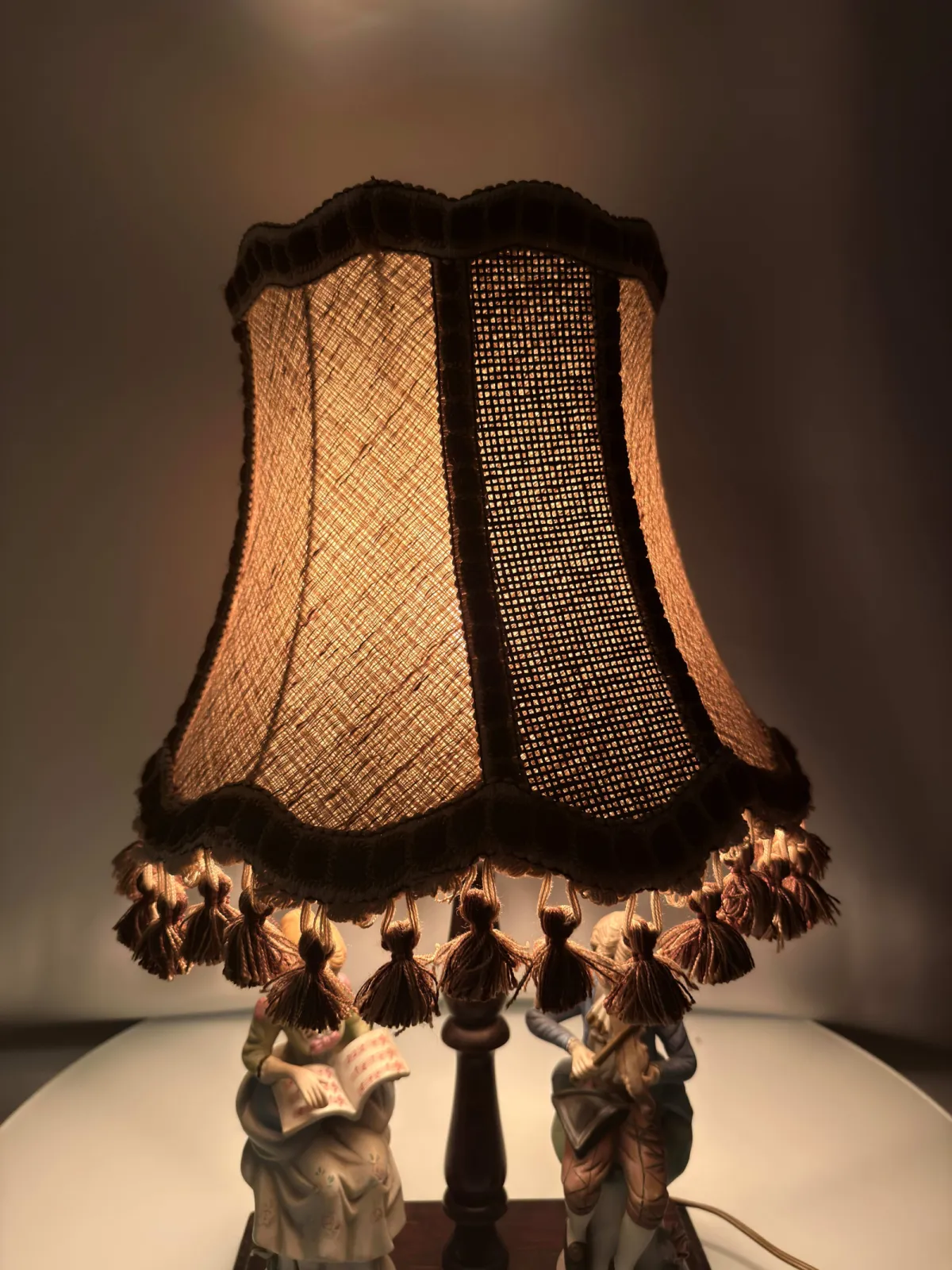 Stylowa lampa stołowa vintage z porcelanowymi figurami i dekoracyjnym abażurem