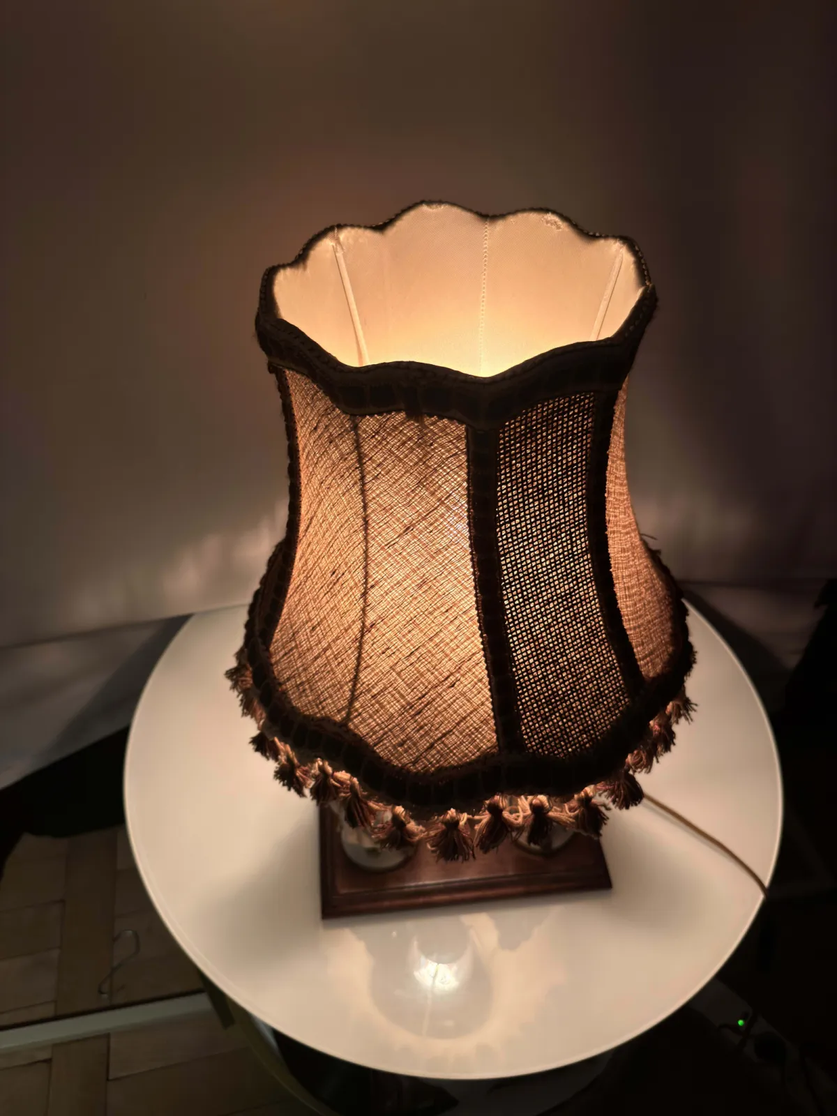 Stylowa lampa stołowa vintage z porcelanowymi figurami i dekoracyjnym abażurem