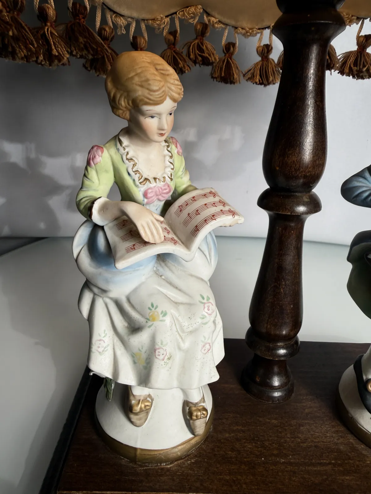Stylowa lampa stołowa vintage z porcelanowymi figurami i dekoracyjnym abażurem