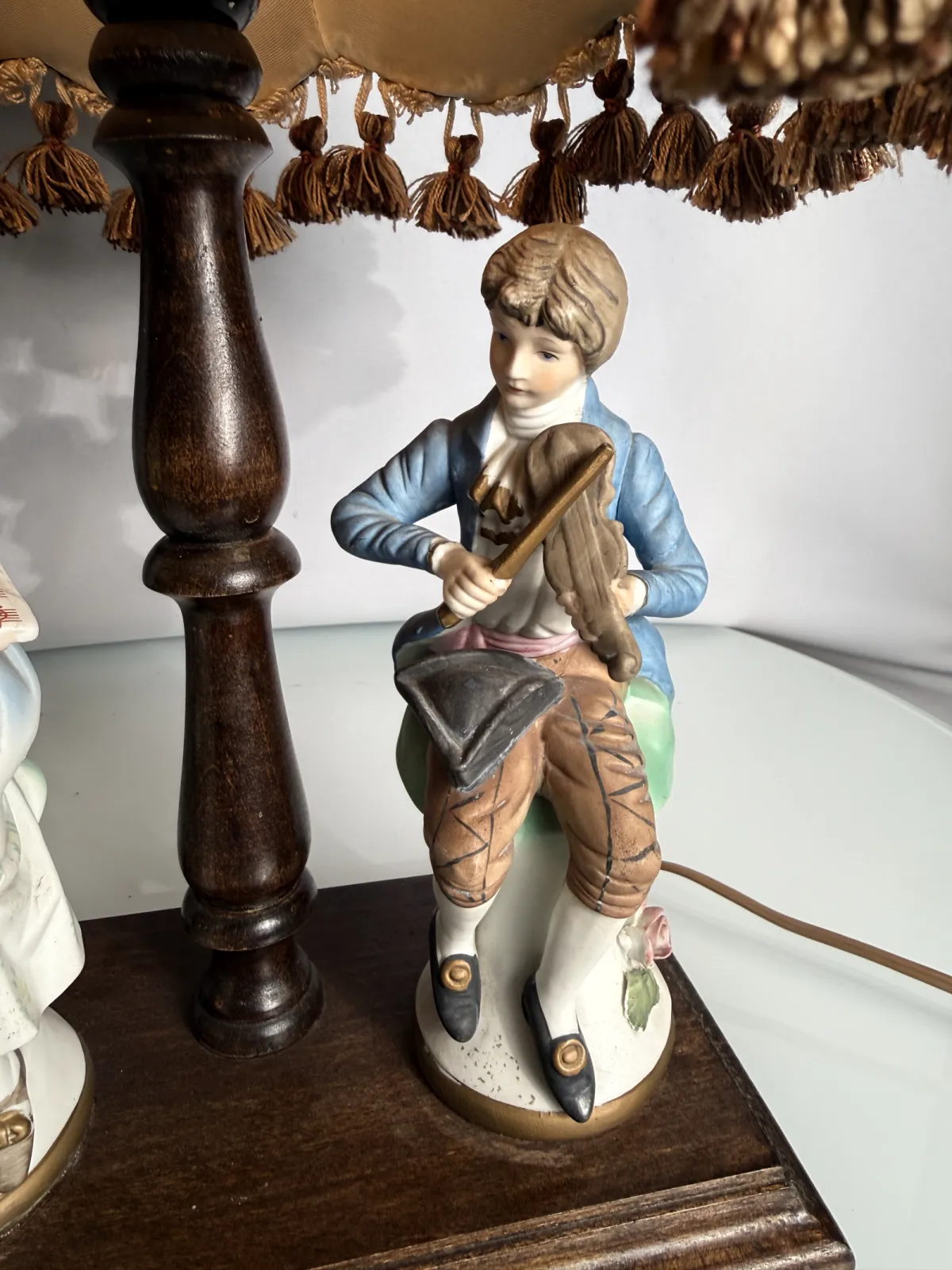Stylowa lampa stołowa vintage z porcelanowymi figurami i dekoracyjnym abażurem