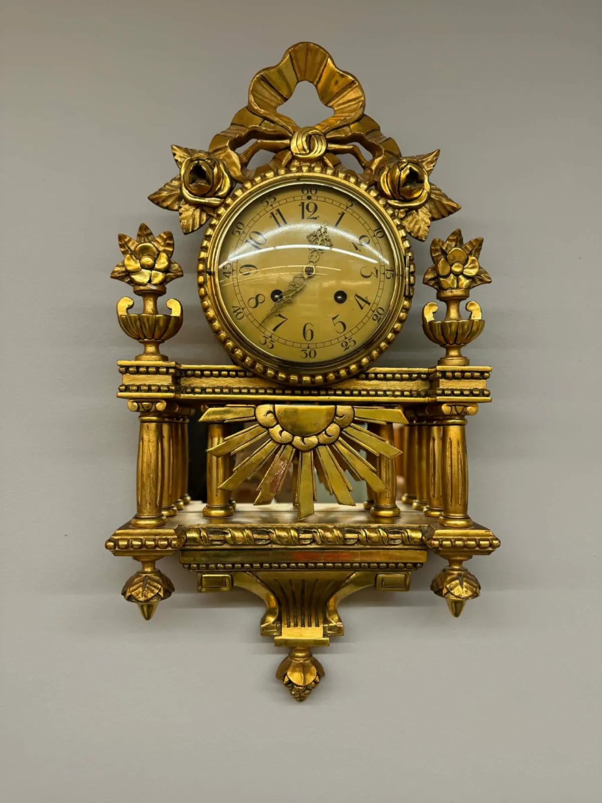 Antyczny szwedzki zegar ścienny Gustavian – złocony, mechaniczny. Dowóz / Wysyłka