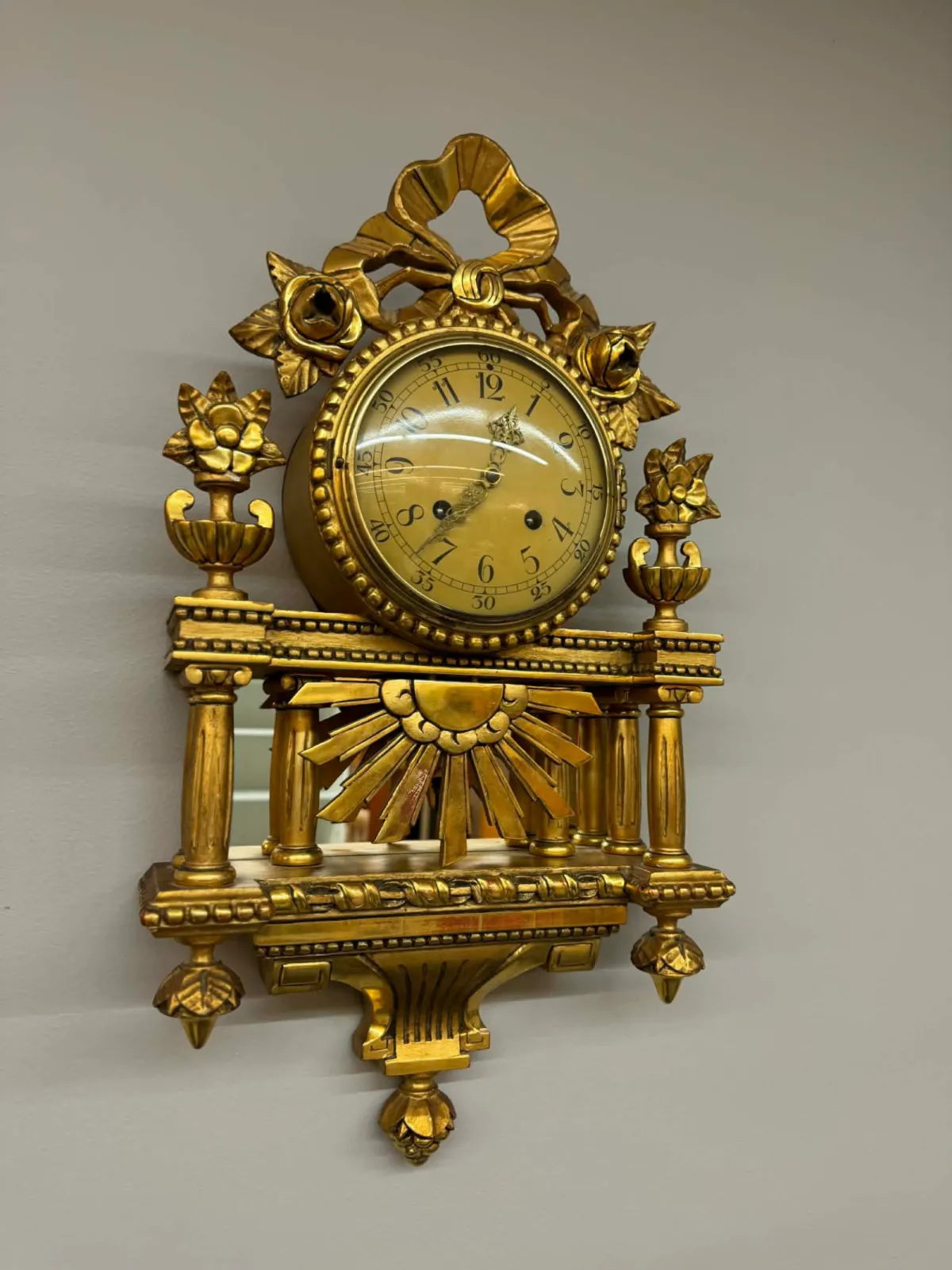 Antyczny szwedzki zegar ścienny Gustavian – złocony, mechaniczny. Dowóz / Wysyłka