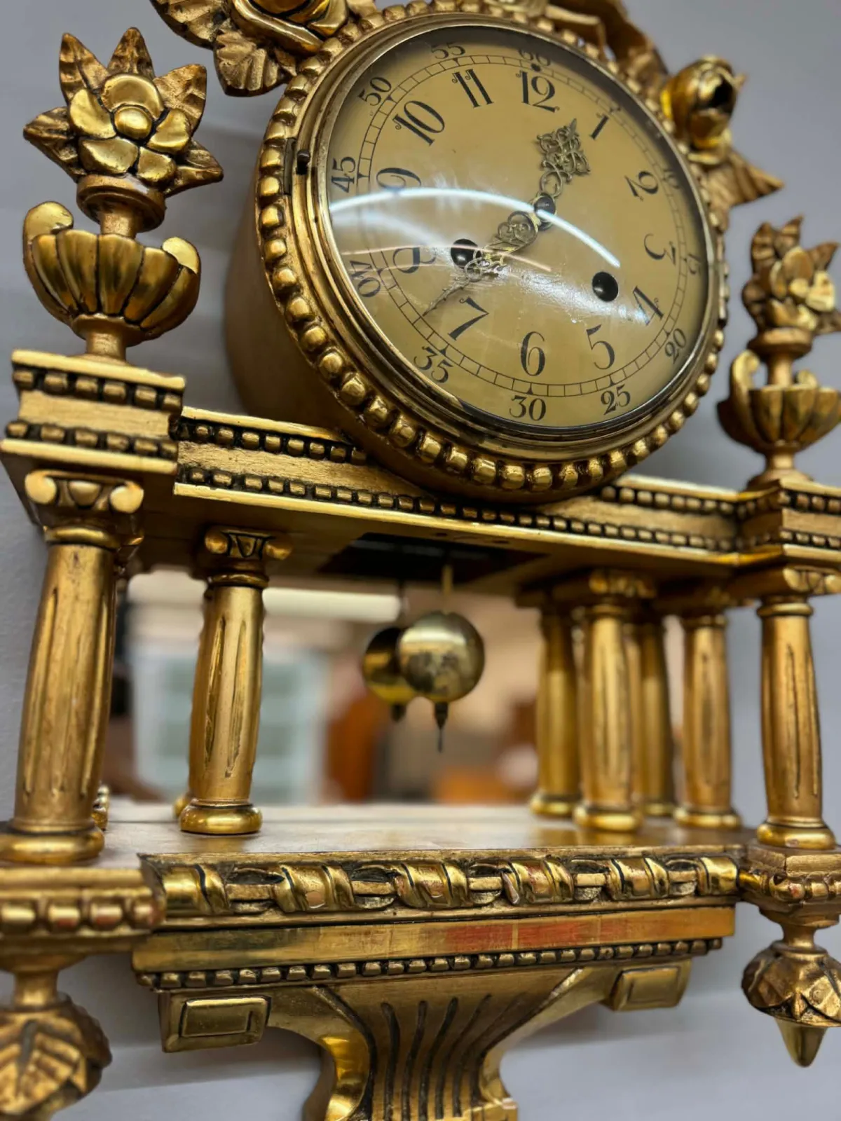 Antyczny szwedzki zegar ścienny Gustavian – złocony, mechaniczny. Dowóz / Wysyłka