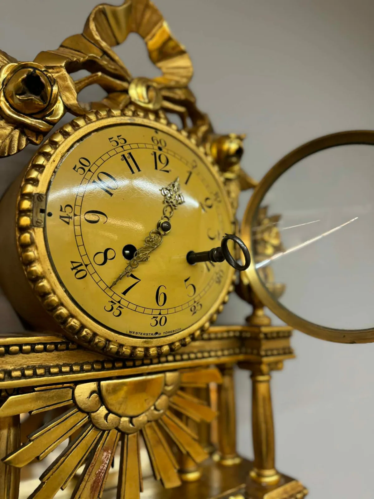 Antyczny szwedzki zegar ścienny Gustavian – złocony, mechaniczny. Dowóz / Wysyłka
