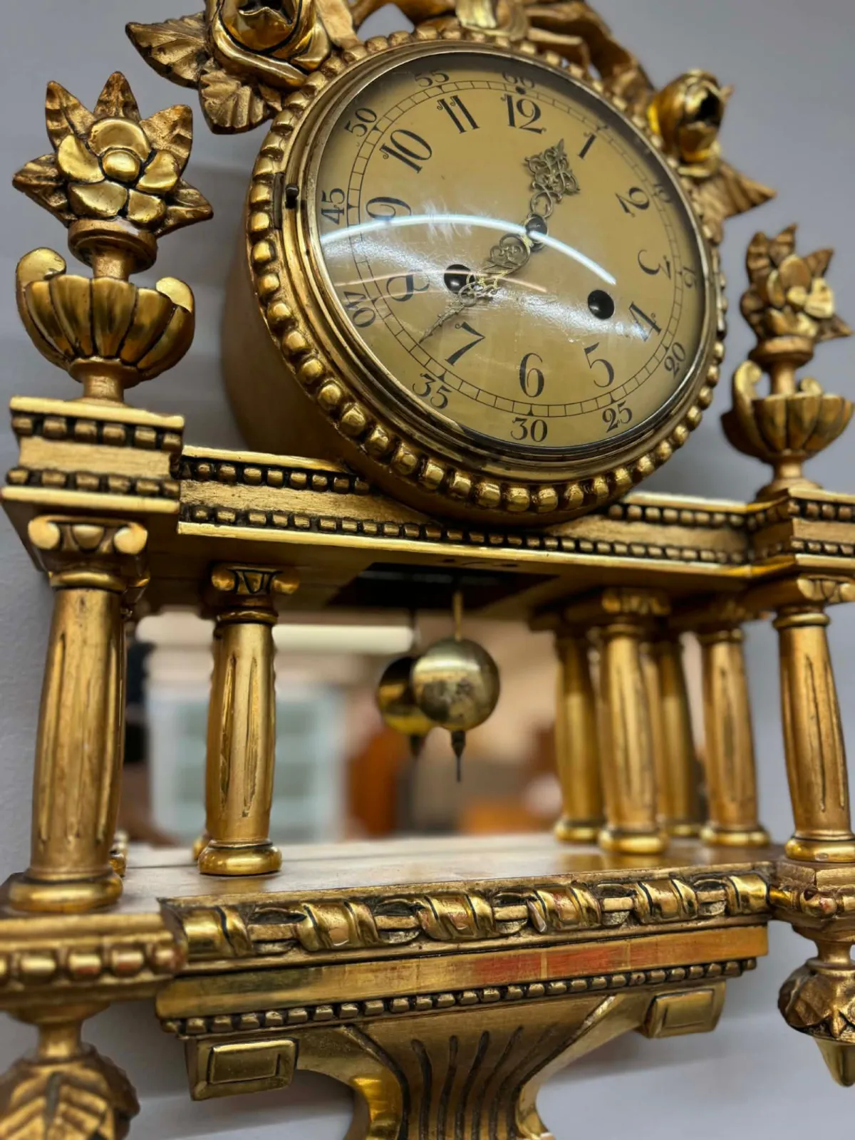 Antyczny szwedzki zegar ścienny Gustavian – złocony, mechaniczny. Dowóz / Wysyłka
