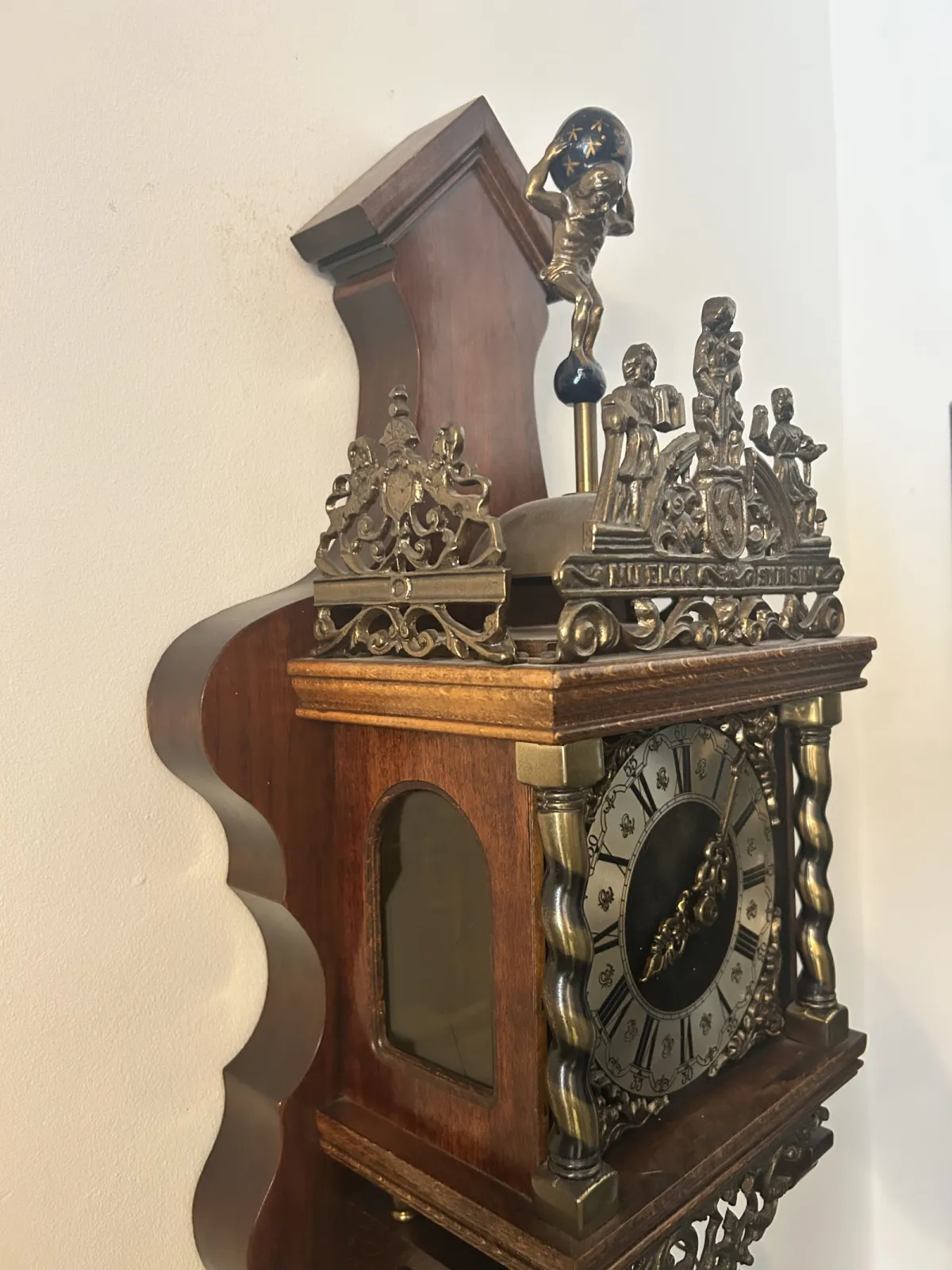 Duży zegar wahadłowy.  Atlas