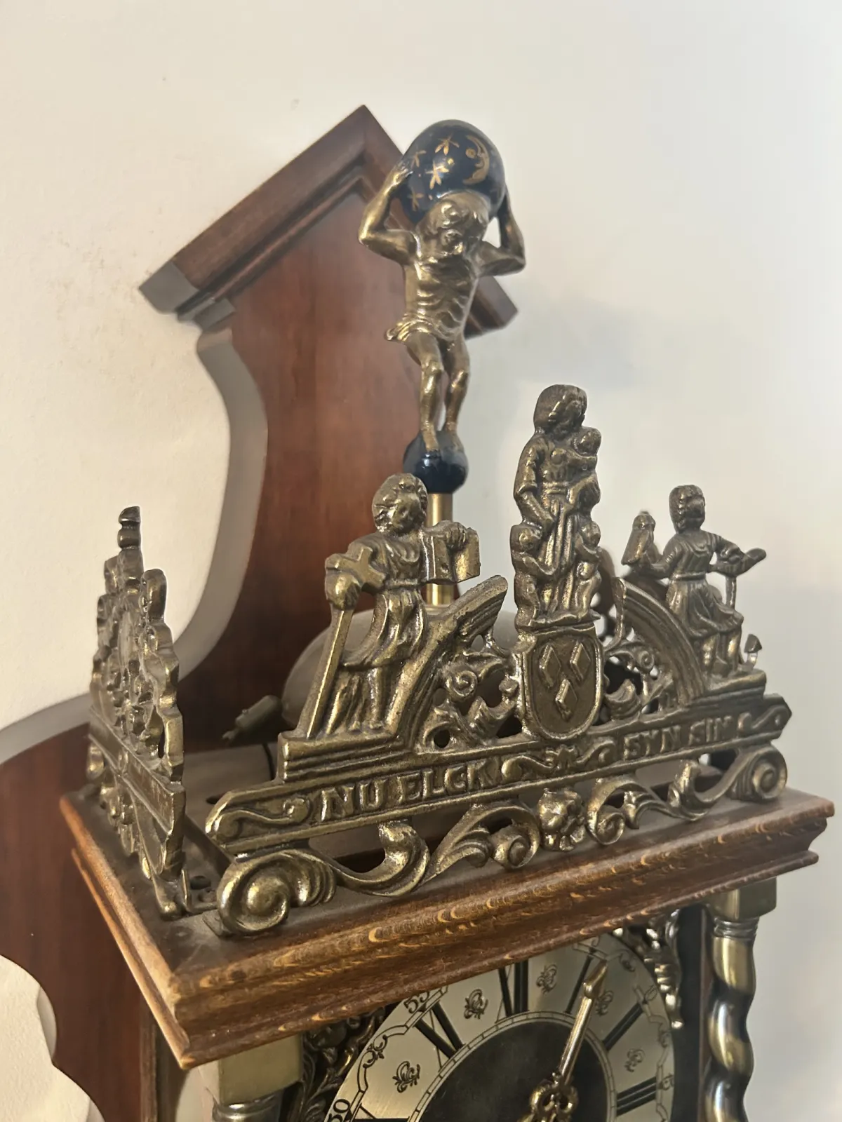 Duży zegar wahadłowy.  Atlas