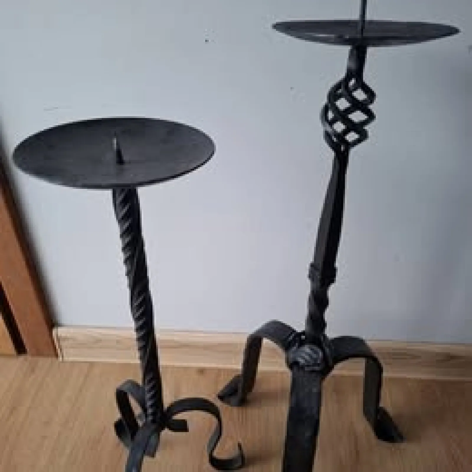 Wielke masywne kute swieczniki. 2 SZT-66cm