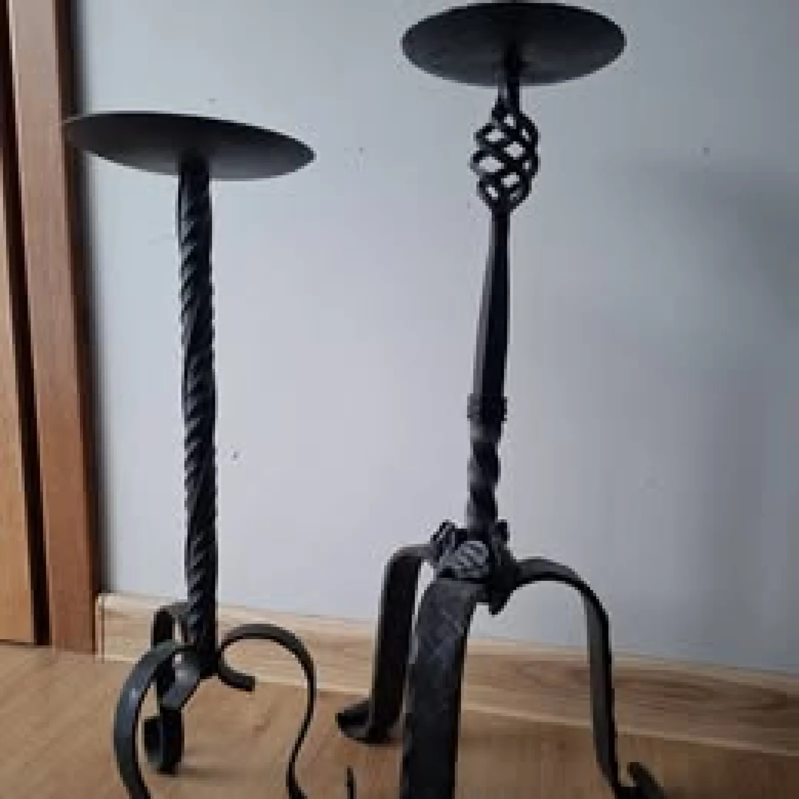 Wielke masywne kute swieczniki. 2 SZT-66cm