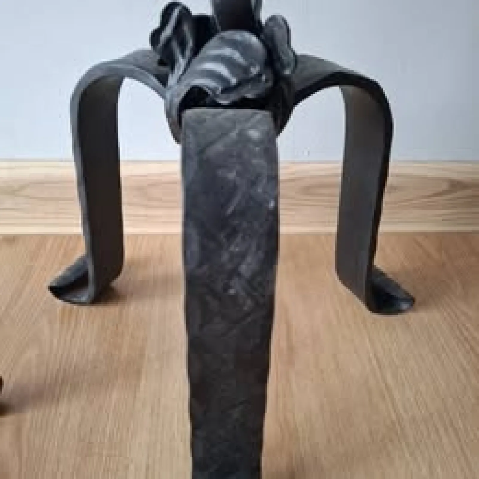 Wielke masywne kute swieczniki. 2 SZT-66cm