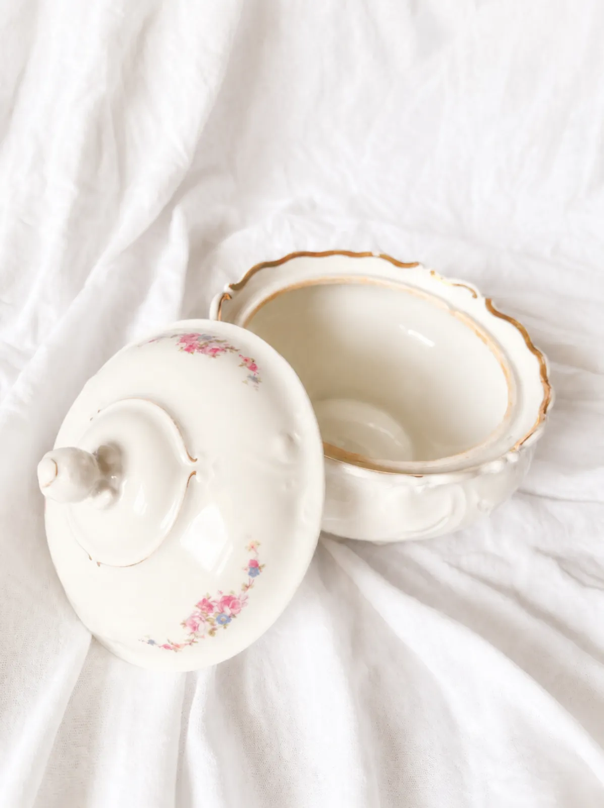 Porcelanowa szkatuła/bomboniera