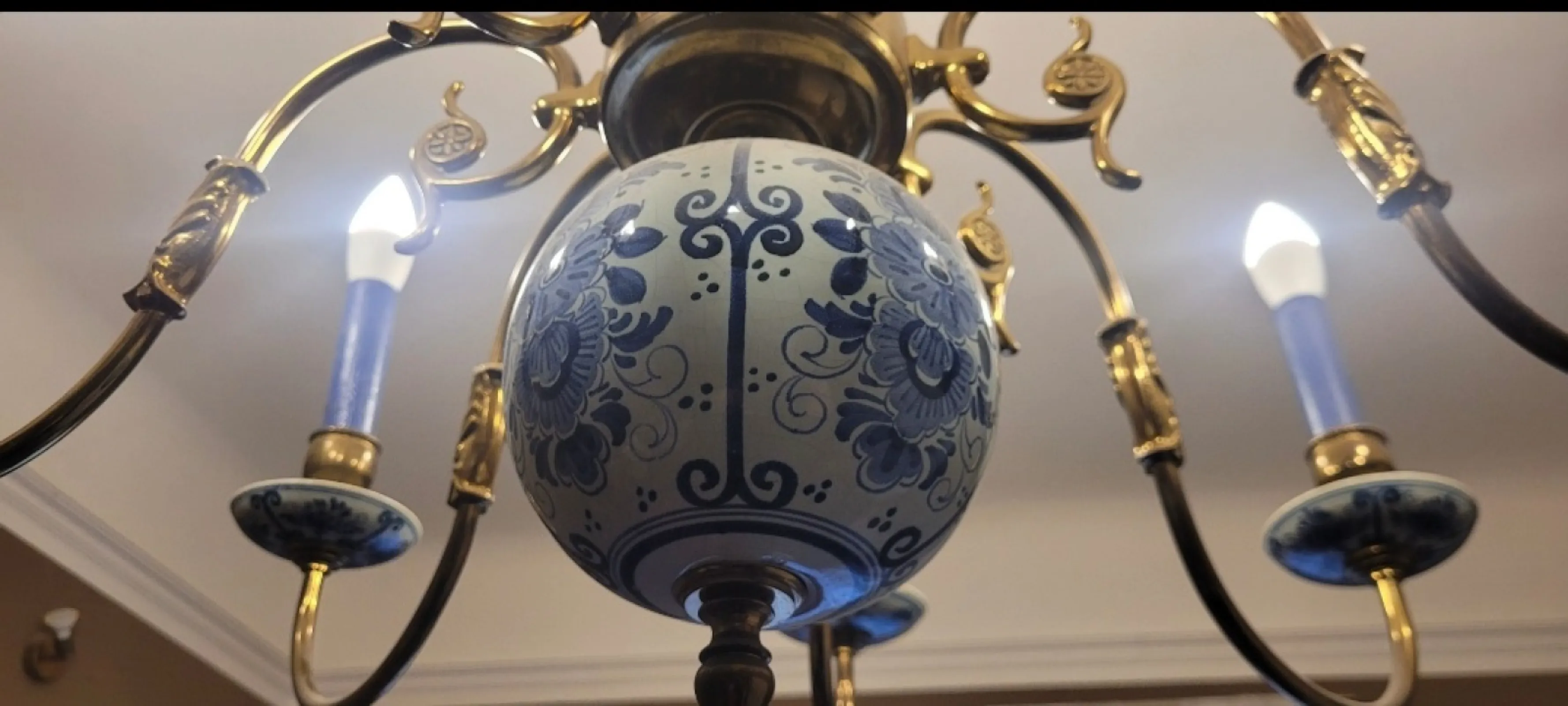 Żyrandol delft