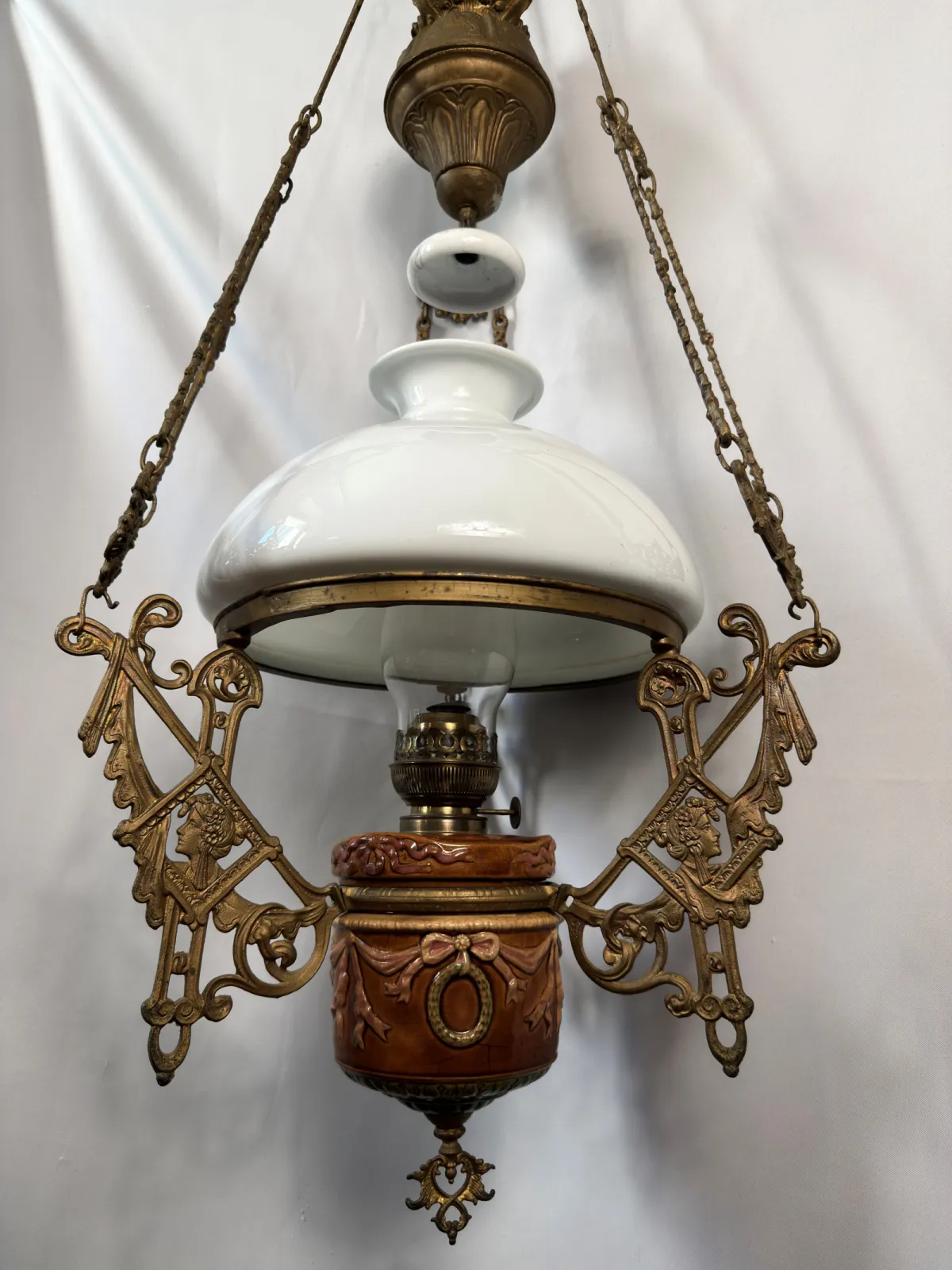 Antyczna lampa wisząca – wyjątkowy styl i kunszt wykonania