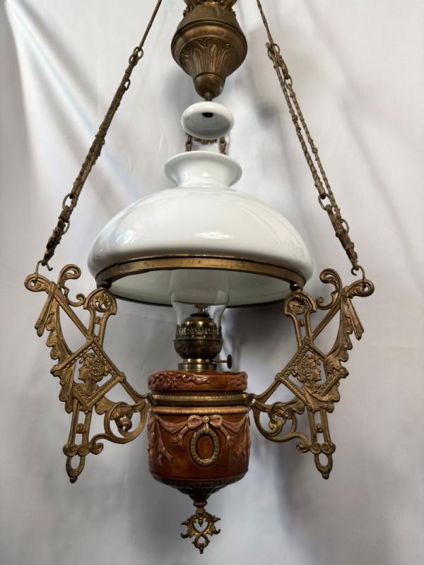 Antyczna lampa wisząca – wyjątkowy styl i kunszt wykonania