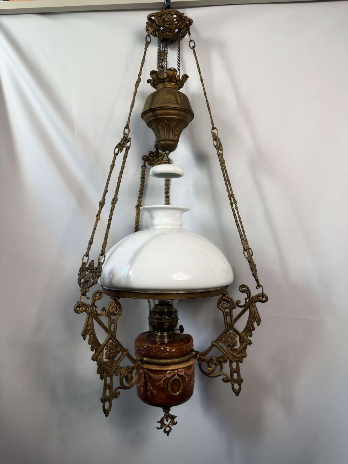 Antyczna lampa wisząca – wyjątkowy styl i kunszt wykonania