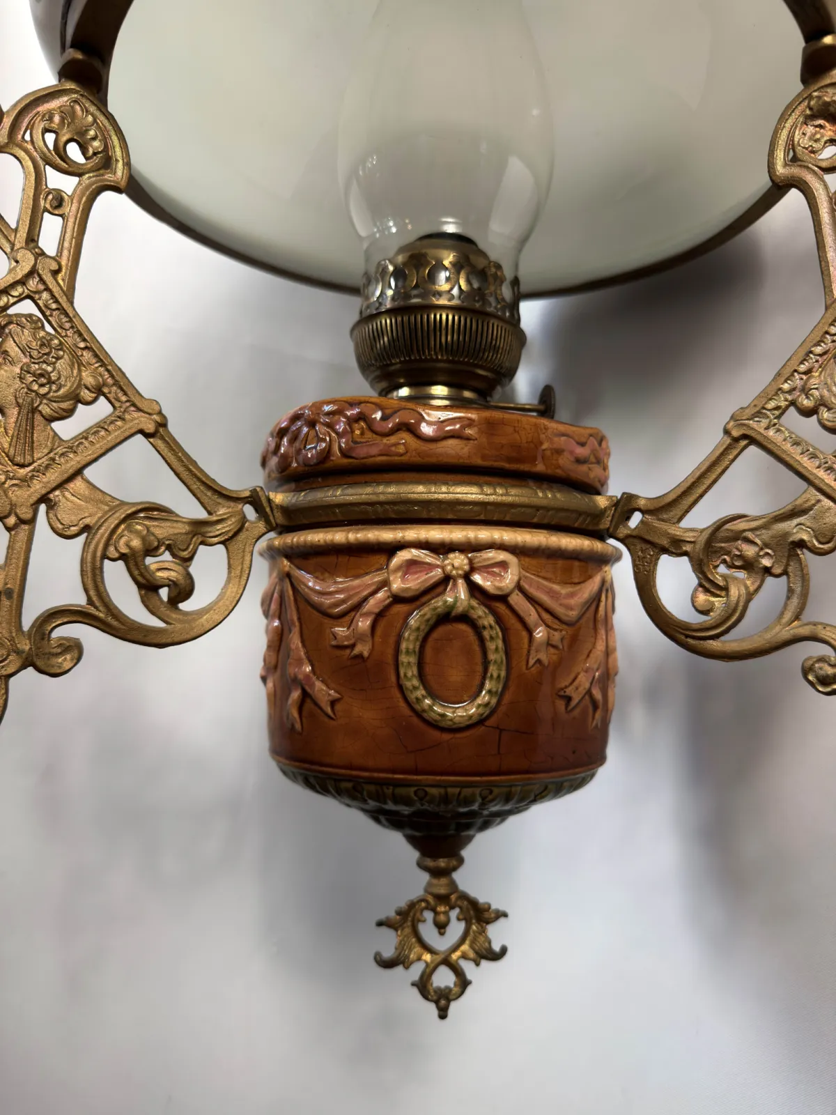 Antyczna lampa wisząca – wyjątkowy styl i kunszt wykonania
