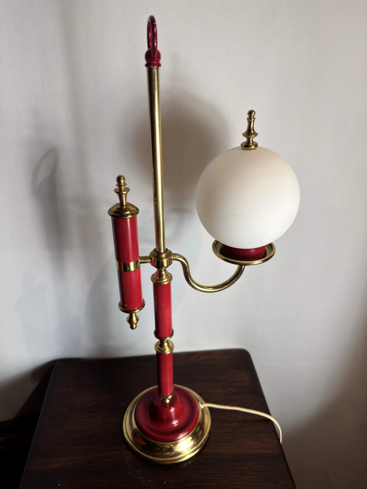 Lampa stołowa vintage czerwona z mosiężnymi elementami i kulistym kloszem