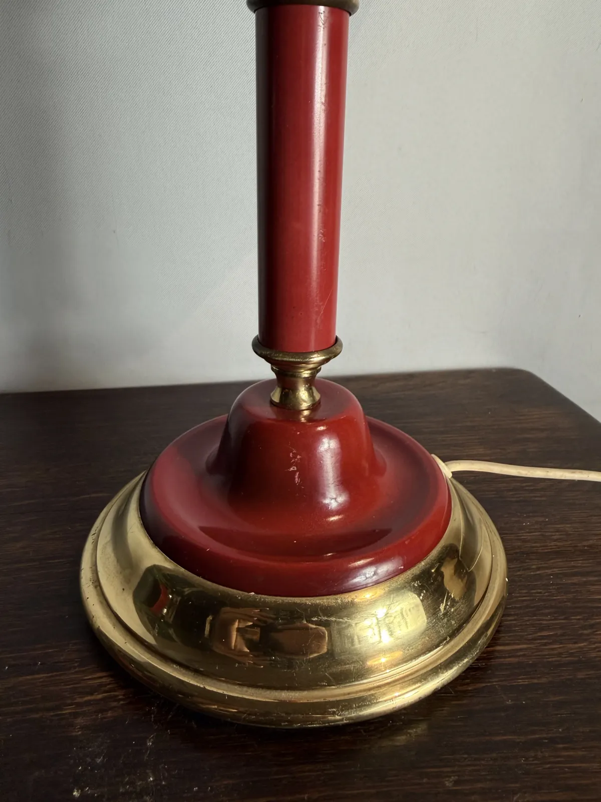 Lampa stołowa vintage czerwona z mosiężnymi elementami i kulistym kloszem