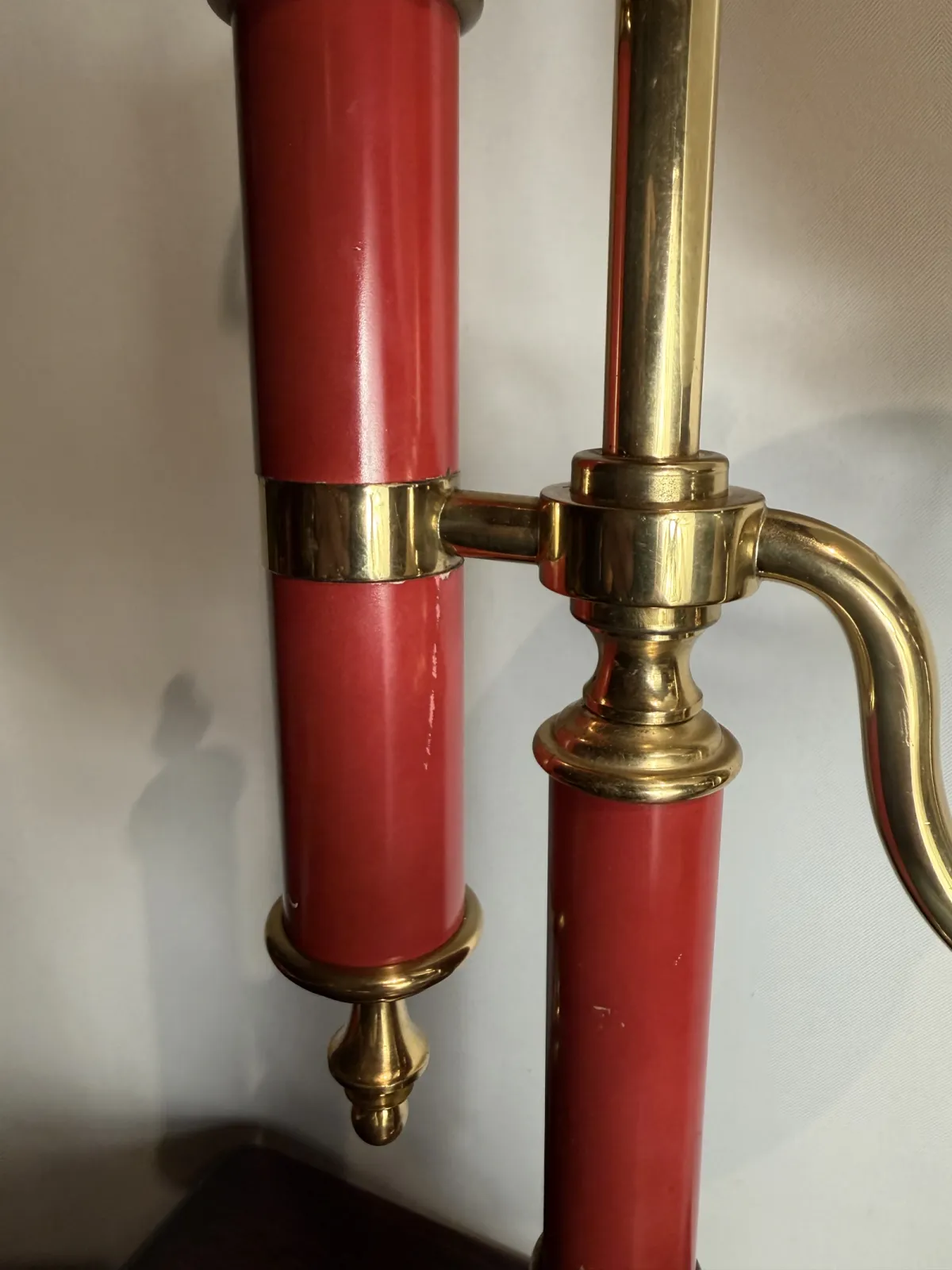 Lampa stołowa vintage czerwona z mosiężnymi elementami i kulistym kloszem