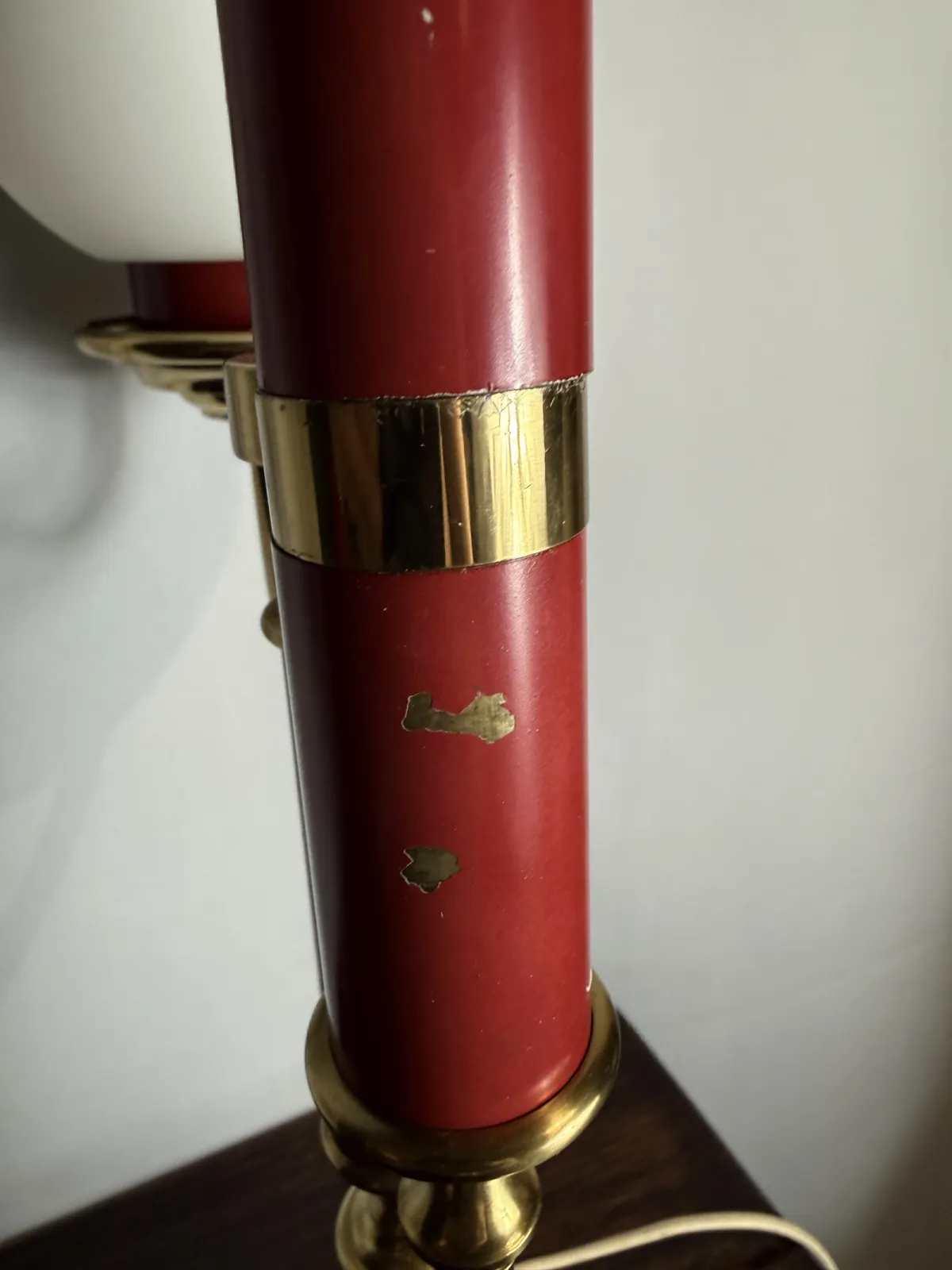 Lampa stołowa vintage czerwona z mosiężnymi elementami i kulistym kloszem