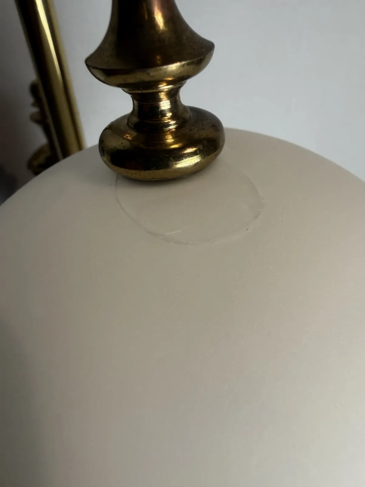 Lampa stołowa vintage czerwona z mosiężnymi elementami i kulistym kloszem