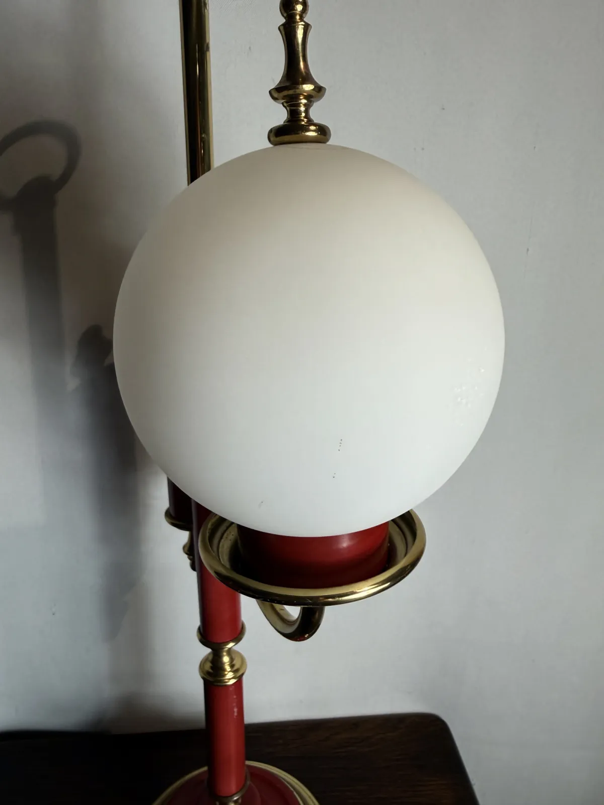 Lampa stołowa vintage czerwona z mosiężnymi elementami i kulistym kloszem