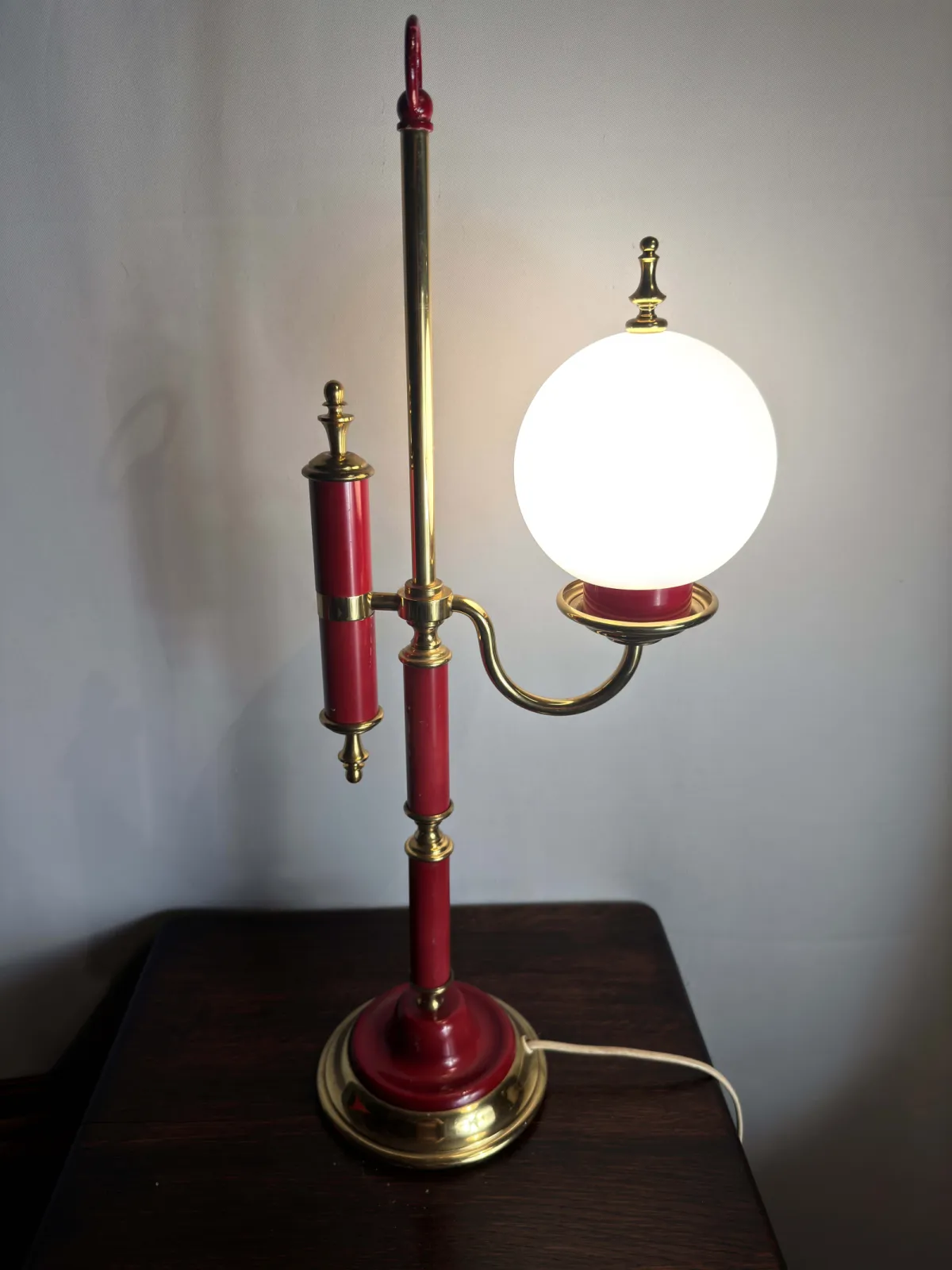 Lampa stołowa vintage czerwona z mosiężnymi elementami i kulistym kloszem