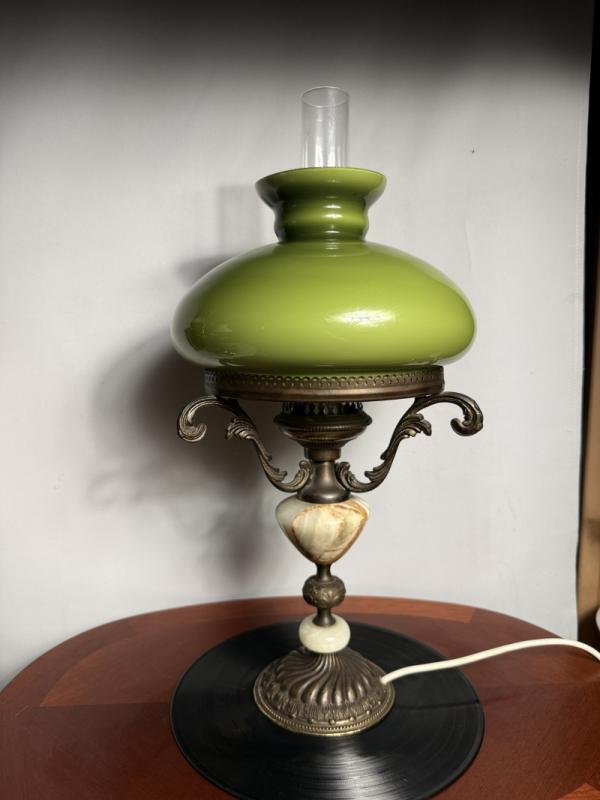 Lampa stołowa vintage z zielonym szklanym kloszem i ozdobną podstawą