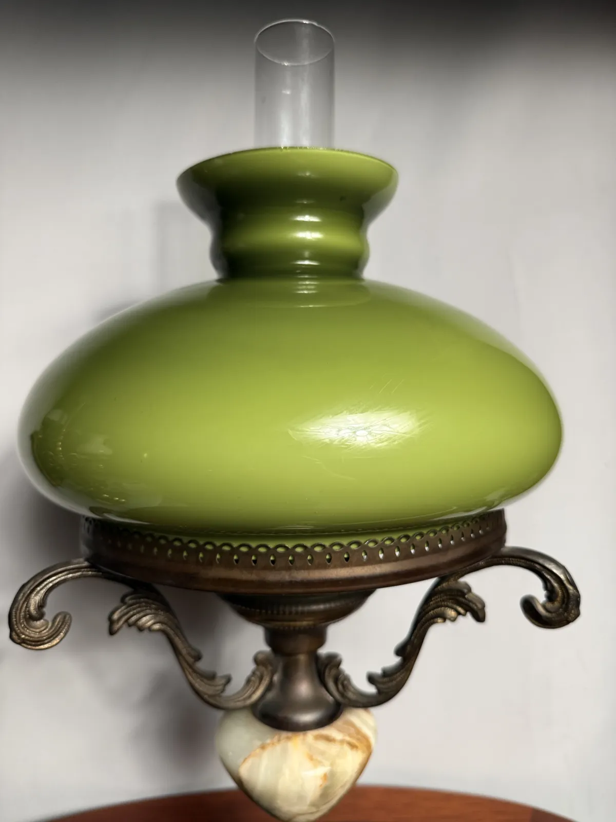 Lampa stołowa vintage z zielonym szklanym kloszem i ozdobną podstawą