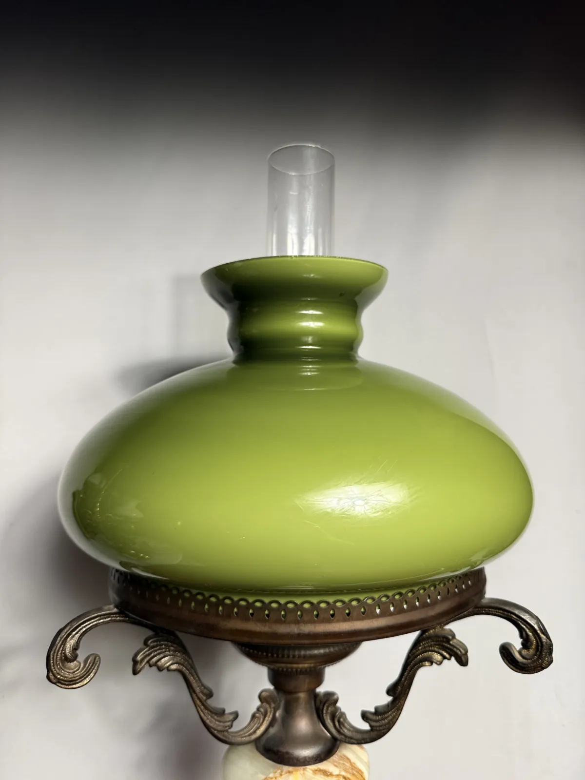 Lampa stołowa vintage z zielonym szklanym kloszem i ozdobną podstawą