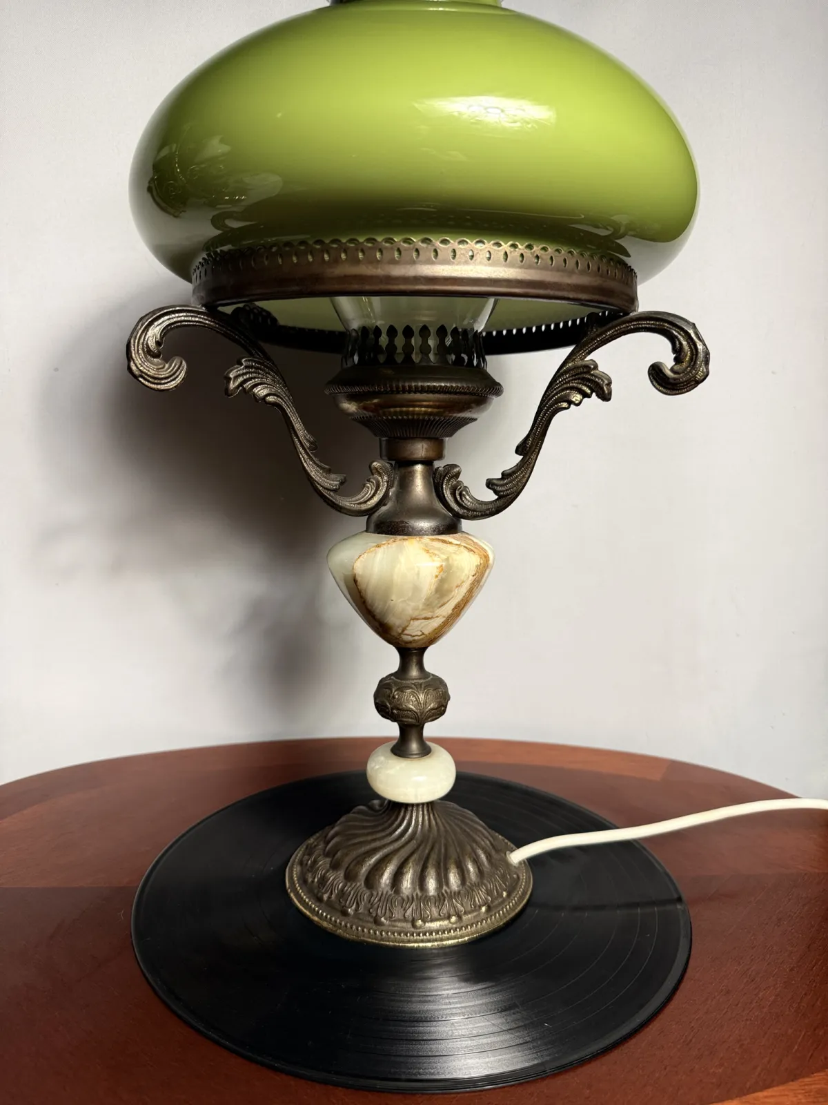 Lampa stołowa vintage z zielonym szklanym kloszem i ozdobną podstawą